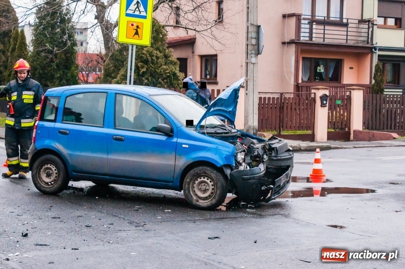 Zdjęcie w galerii na portalu naszraciborz.pl: Jedna osoba w szpitalu. Zderzenie mercedesa i fiata na Królewskiej  wiadomości z regionu