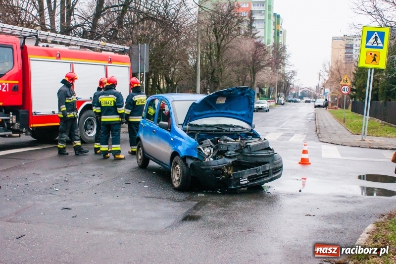 Zdjęcie w galerii na portalu naszraciborz.pl: Jedna osoba w szpitalu. Zderzenie mercedesa i fiata na Królewskiej  wiadomości z regionu