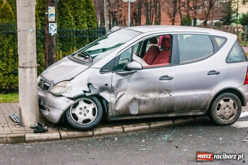 Zdjęcie w galerii na portalu naszraciborz.pl: Jedna osoba w szpitalu. Zderzenie mercedesa i fiata na Królewskiej  wiadomości z regionu