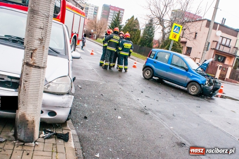 Zdjęcie w galerii na portalu naszraciborz.pl: Jedna osoba w szpitalu. Zderzenie mercedesa i fiata na Królewskiej  wiadomości z regionu