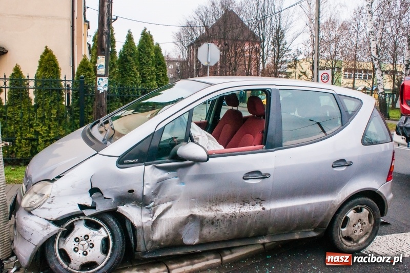 Zdjęcie w galerii na portalu naszraciborz.pl: Jedna osoba w szpitalu. Zderzenie mercedesa i fiata na Królewskiej  wiadomości z regionu