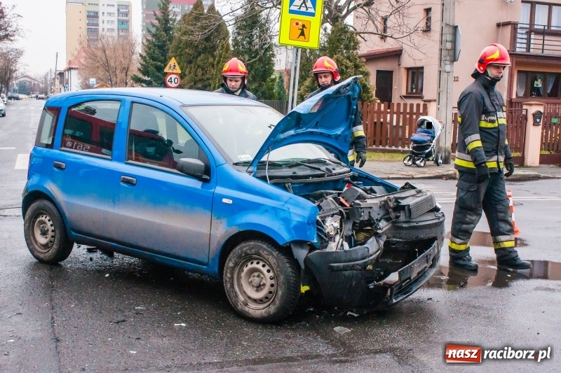 Zdjęcie w galerii na portalu naszraciborz.pl: Jedna osoba w szpitalu. Zderzenie mercedesa i fiata na Królewskiej  wiadomości z regionu