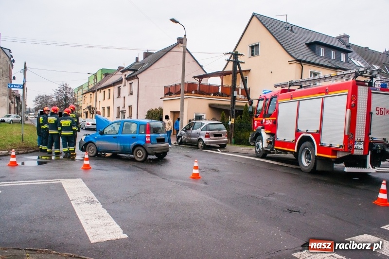 Zdjęcie w galerii na portalu naszraciborz.pl: Jedna osoba w szpitalu. Zderzenie mercedesa i fiata na Królewskiej  wiadomości z regionu