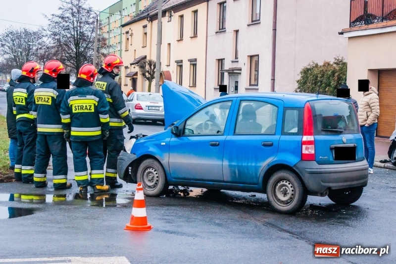 Zdjęcie w galerii na portalu naszraciborz.pl: Jedna osoba w szpitalu. Zderzenie mercedesa i fiata na Królewskiej  wiadomości z regionu