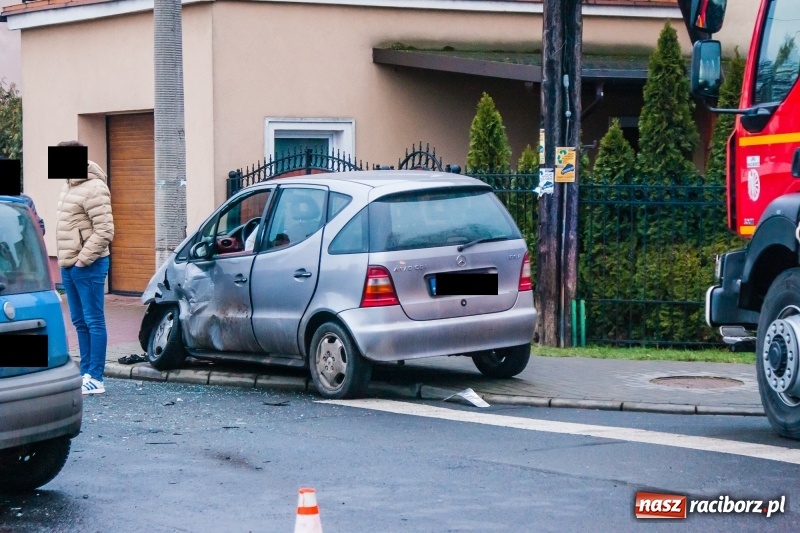 Zdjęcie w galerii na portalu naszraciborz.pl: Jedna osoba w szpitalu. Zderzenie mercedesa i fiata na Królewskiej  wiadomości z regionu