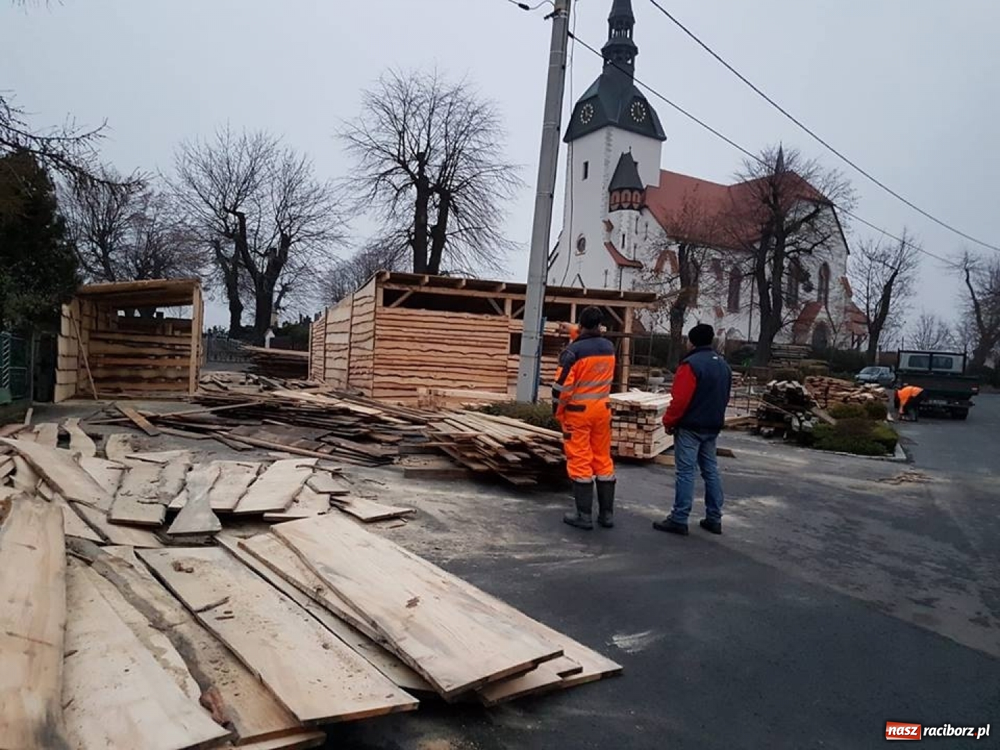Zdjęcie w galerii na portalu naszraciborz.pl: W Dziergowicach powstaje ogromna żywa szopka  wiadomości z regionu