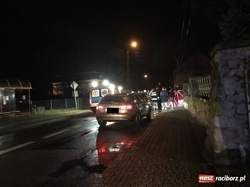 Zdjęcie w galerii na portalu naszraciborz.pl: Tragedia w Pogrzebieniu. Starszy mężczyzna śmiertelnie potrącony przy kościele  wiadomości z regionu