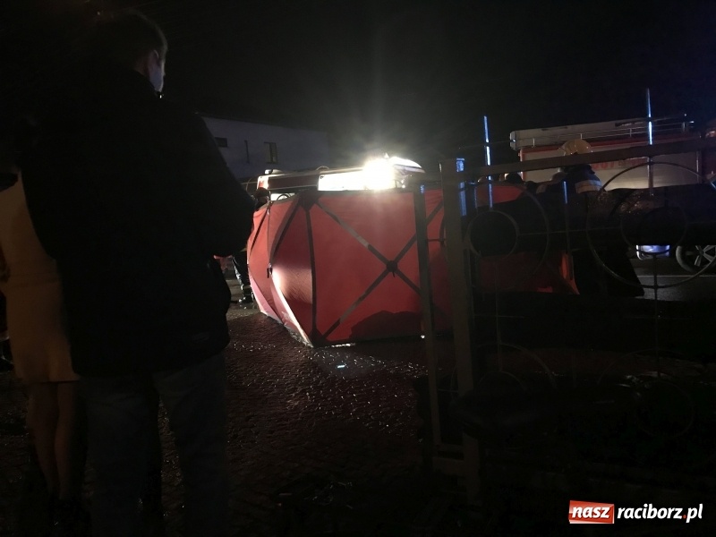 Zdjęcie w galerii na portalu naszraciborz.pl: Tragedia w Pogrzebieniu. Starszy mężczyzna śmiertelnie potrącony przy kościele  wiadomości z regionu