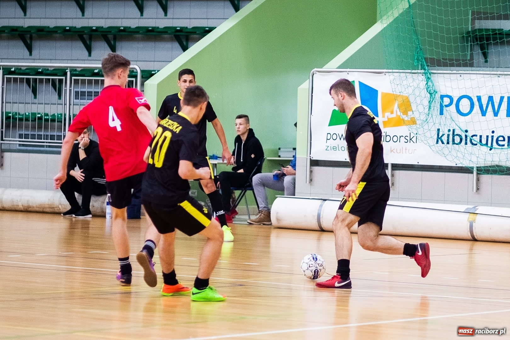 Zdjęcie w galerii na portalu naszraciborz.pl: Prawdziwy maraton futsalu w Arenie Rafako FOTO i WIDEO wiadomości z regionu