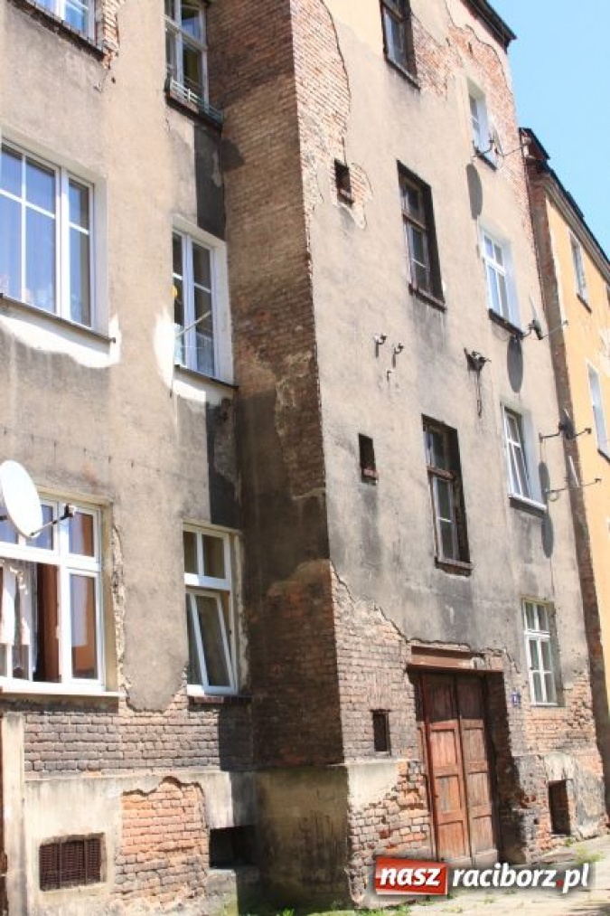 Zdjęcie w galerii na portalu naszraciborz.pl: Tynk sypie się na głowy wiadomości z regionu