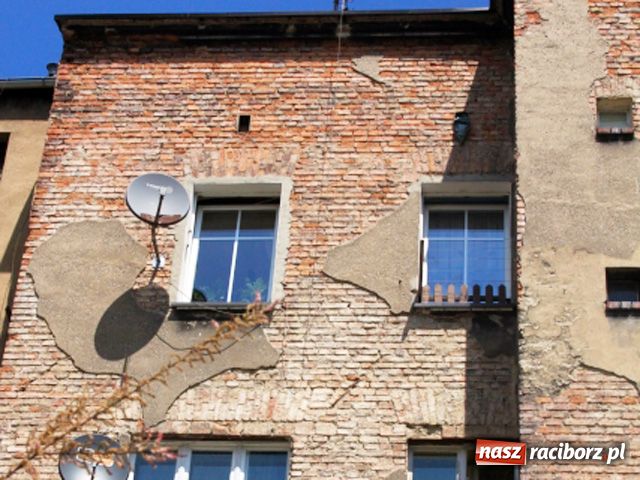 Zdjęcie w galerii na portalu naszraciborz.pl: Tynk sypie się na głowy wiadomości z regionu