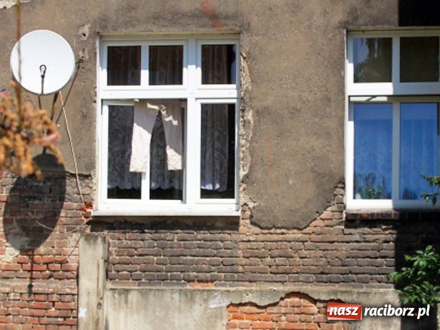 Zdjęcie w galerii na portalu naszraciborz.pl: Tynk sypie się na głowy wiadomości z regionu