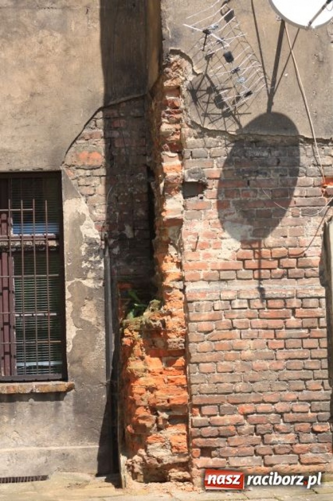 Zdjęcie w galerii na portalu naszraciborz.pl: Tynk sypie się na głowy wiadomości z regionu