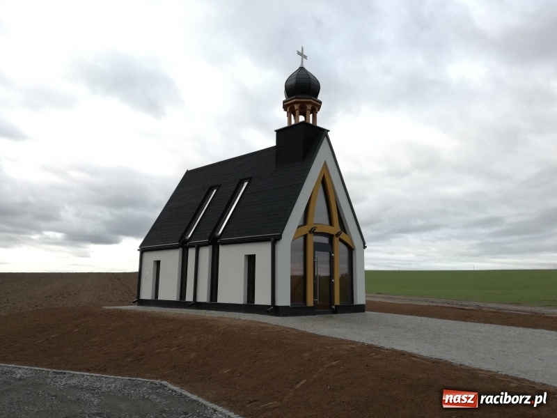 Zdjęcie w galerii na portalu naszraciborz.pl: W Kornicach stanęła nowa kaplica wiadomości z regionu