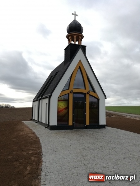 Zdjęcie w galerii na portalu naszraciborz.pl: W Kornicach stanęła nowa kaplica wiadomości z regionu