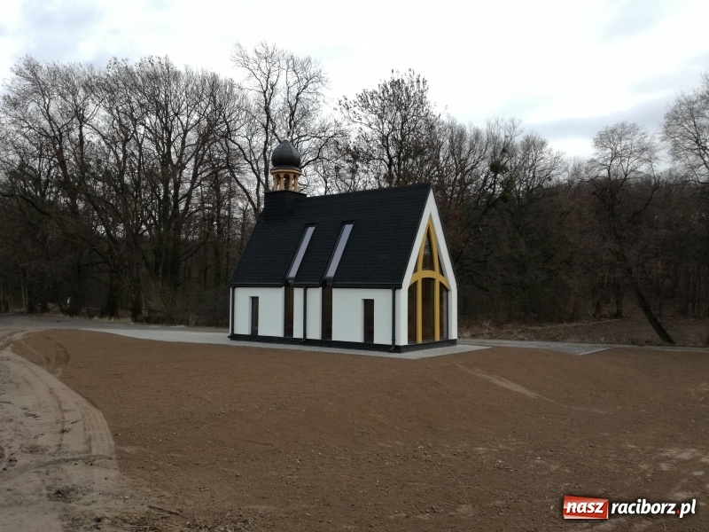 Zdjęcie w galerii na portalu naszraciborz.pl: W Kornicach stanęła nowa kaplica wiadomości z regionu
