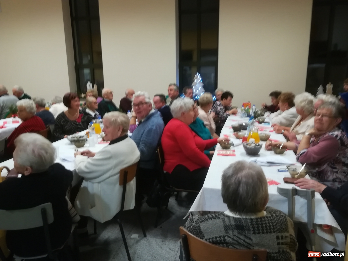 Zdjęcie w galerii na portalu naszraciborz.pl: Starsi i samotni na Wigilijce w Rudach  wiadomości z regionu
