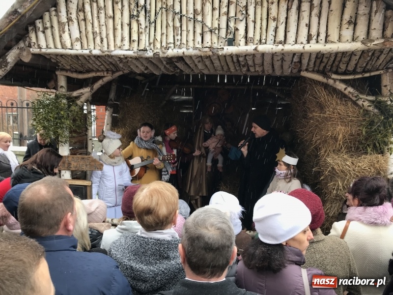 Zdjęcie w galerii na portalu naszraciborz.pl: Parafia Racibórz Brzezie zaprasza do kolędowania przy żywej stajence FOTO i WIDEO wiadomości z regionu
