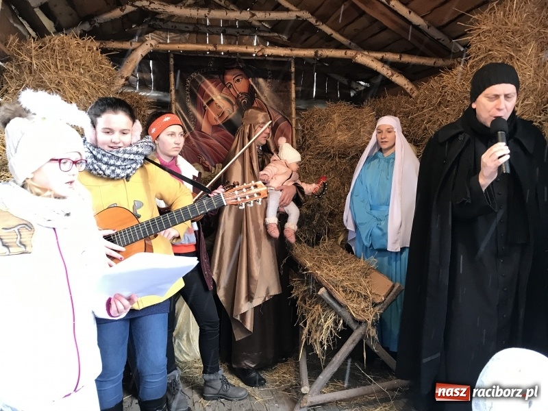 Zdjęcie w galerii na portalu naszraciborz.pl: Parafia Racibórz Brzezie zaprasza do kolędowania przy żywej stajence FOTO i WIDEO wiadomości z regionu