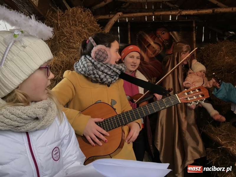 Zdjęcie w galerii na portalu naszraciborz.pl: Parafia Racibórz Brzezie zaprasza do kolędowania przy żywej stajence FOTO i WIDEO wiadomości z regionu