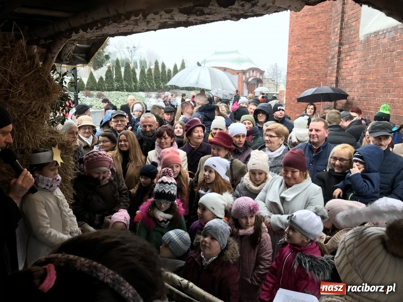 Zdjęcie w galerii na portalu naszraciborz.pl: Parafia Racibórz Brzezie zaprasza do kolędowania przy żywej stajence FOTO i WIDEO wiadomości z regionu