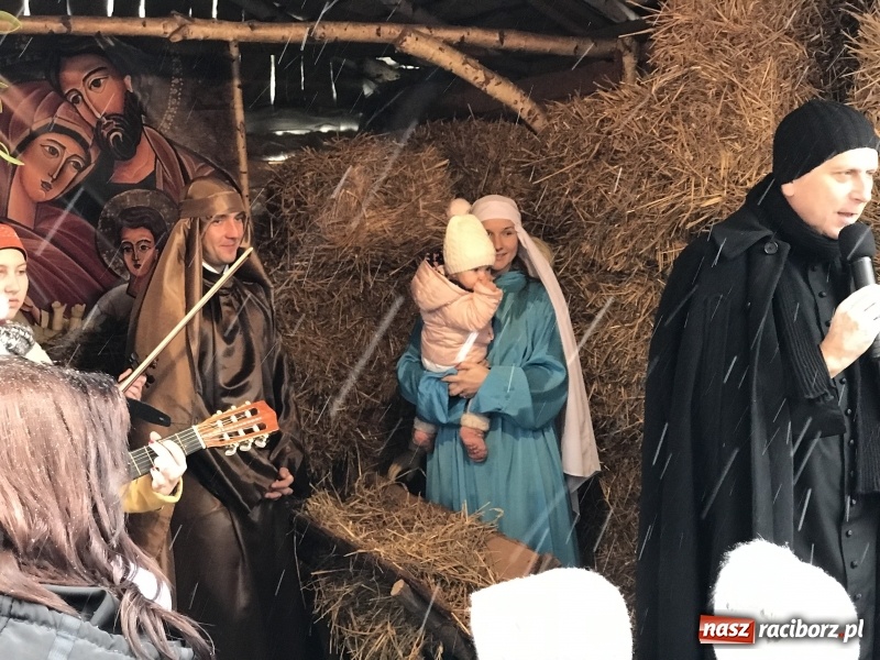 Zdjęcie w galerii na portalu naszraciborz.pl: Parafia Racibórz Brzezie zaprasza do kolędowania przy żywej stajence FOTO i WIDEO wiadomości z regionu