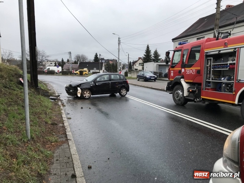 Zdjęcie w galerii na portalu naszraciborz.pl: Ten zakręt nie wybacza brawury. Chevrolet uderzył w słup na Kozielskiej wiadomości z regionu