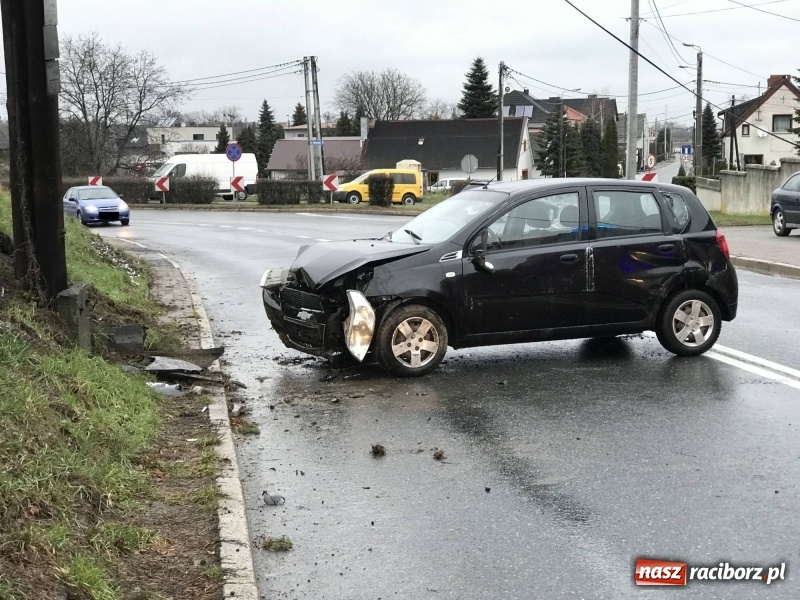 Zdjęcie w galerii na portalu naszraciborz.pl: Ten zakręt nie wybacza brawury. Chevrolet uderzył w słup na Kozielskiej wiadomości z regionu