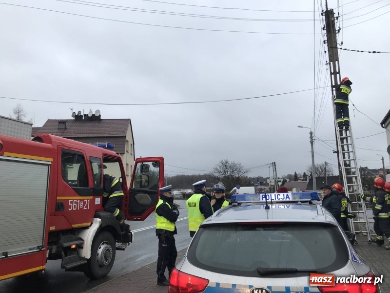 Zdjęcie w galerii na portalu naszraciborz.pl: Ten zakręt nie wybacza brawury. Chevrolet uderzył w słup na Kozielskiej wiadomości z regionu