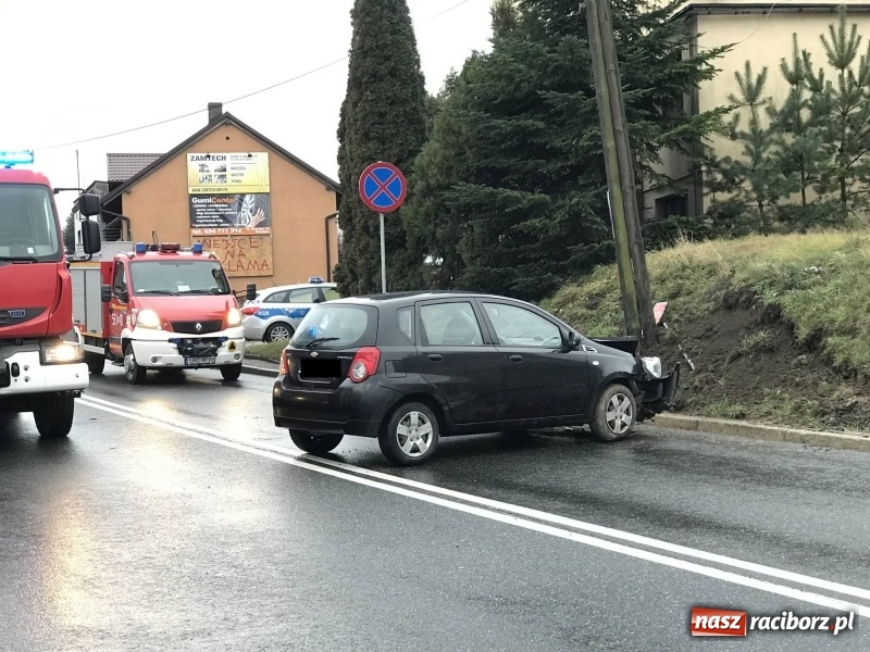 Zdjęcie w galerii na portalu naszraciborz.pl: Ten zakręt nie wybacza brawury. Chevrolet uderzył w słup na Kozielskiej wiadomości z regionu