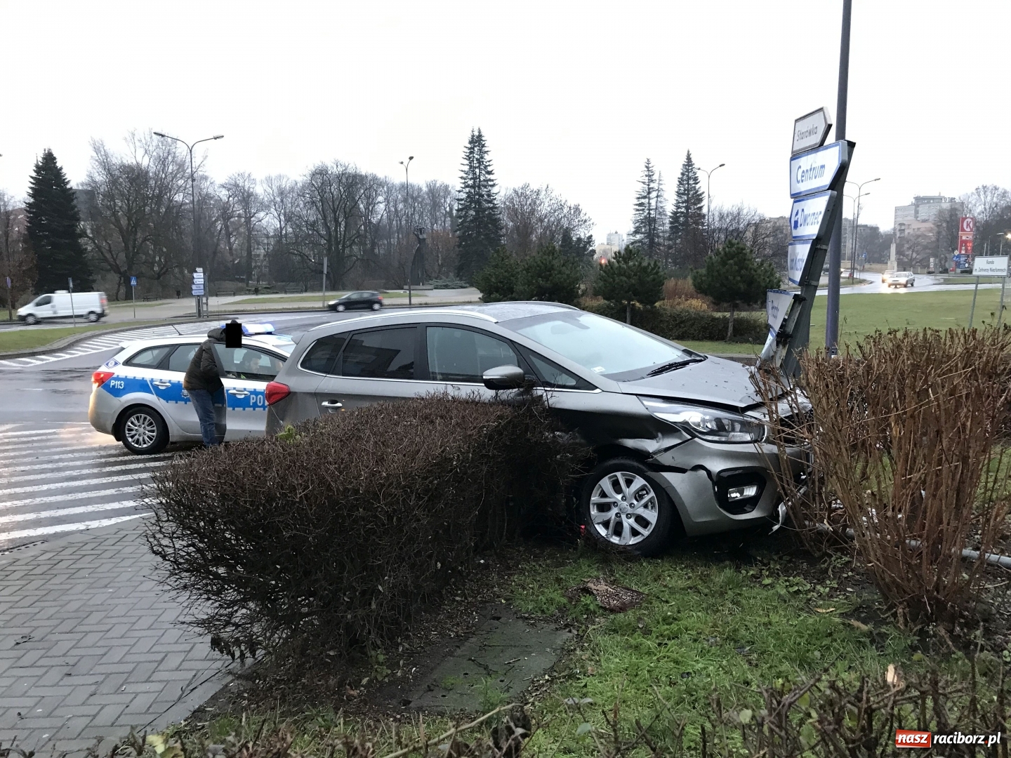 Zdjęcie w galerii na portalu naszraciborz.pl: Kierowca passata wymusił pierwszeństwo. Kia w żywopłocie  wiadomości z regionu