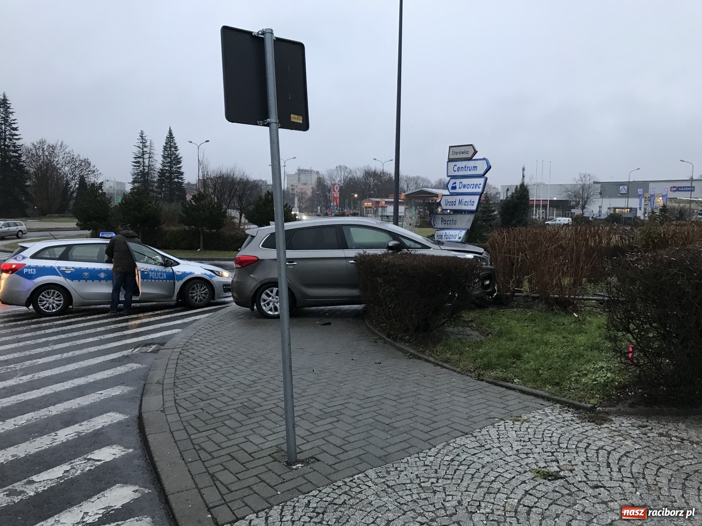 Zdjęcie w galerii na portalu naszraciborz.pl: Kierowca passata wymusił pierwszeństwo. Kia w żywopłocie  wiadomości z regionu