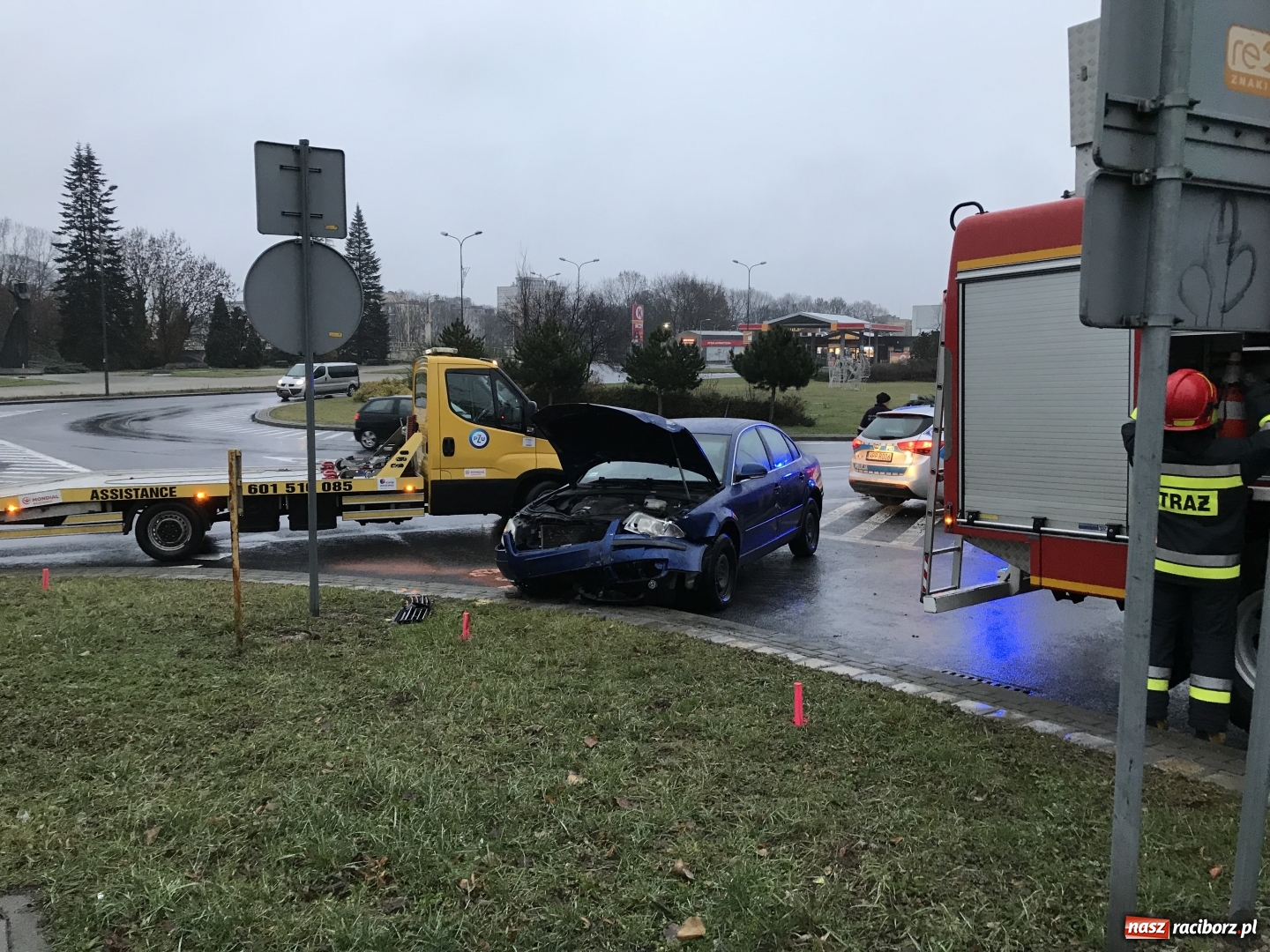 Zdjęcie w galerii na portalu naszraciborz.pl: Kierowca passata wymusił pierwszeństwo. Kia w żywopłocie  wiadomości z regionu