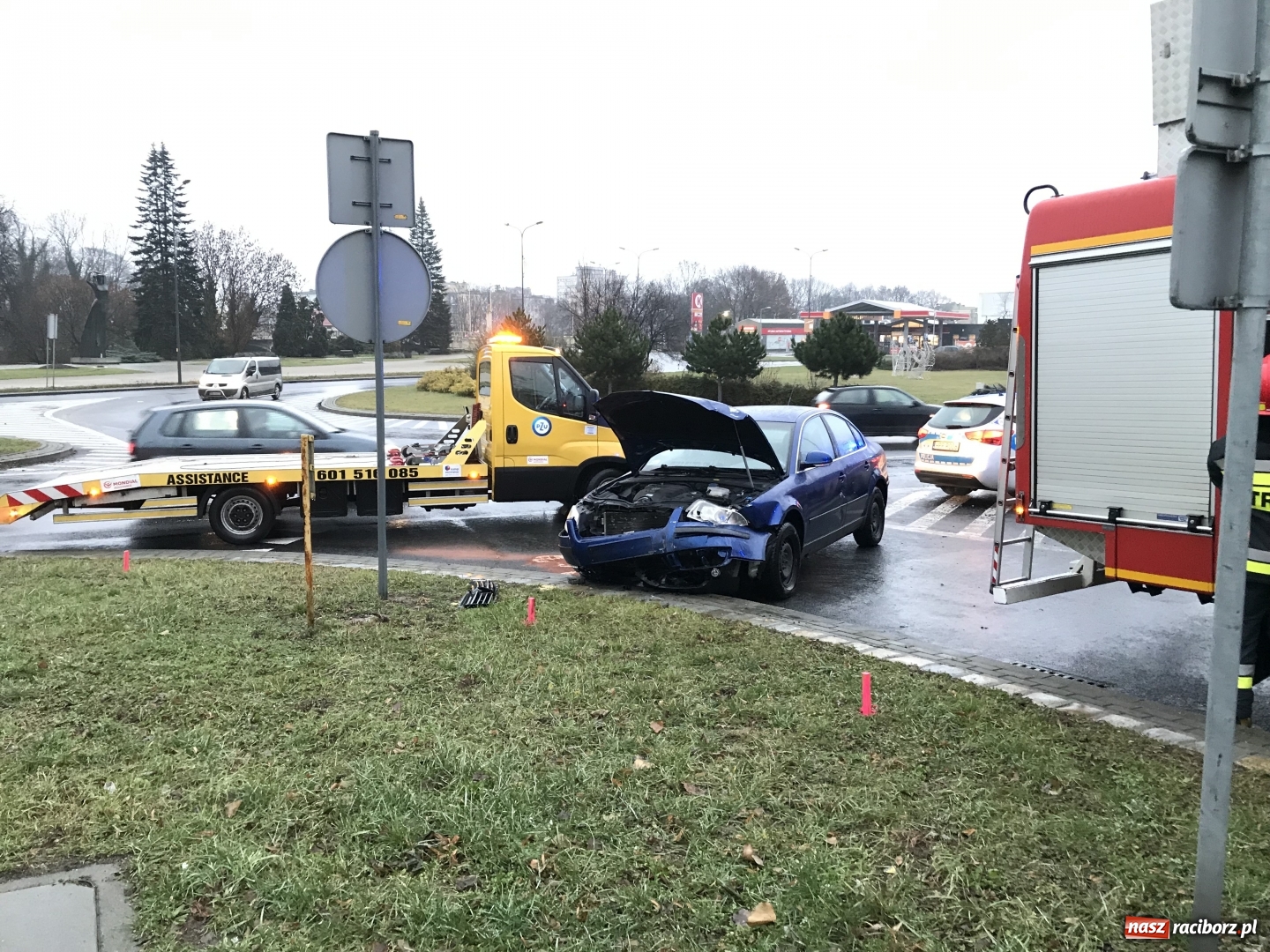 Zdjęcie w galerii na portalu naszraciborz.pl: Kierowca passata wymusił pierwszeństwo. Kia w żywopłocie  wiadomości z regionu