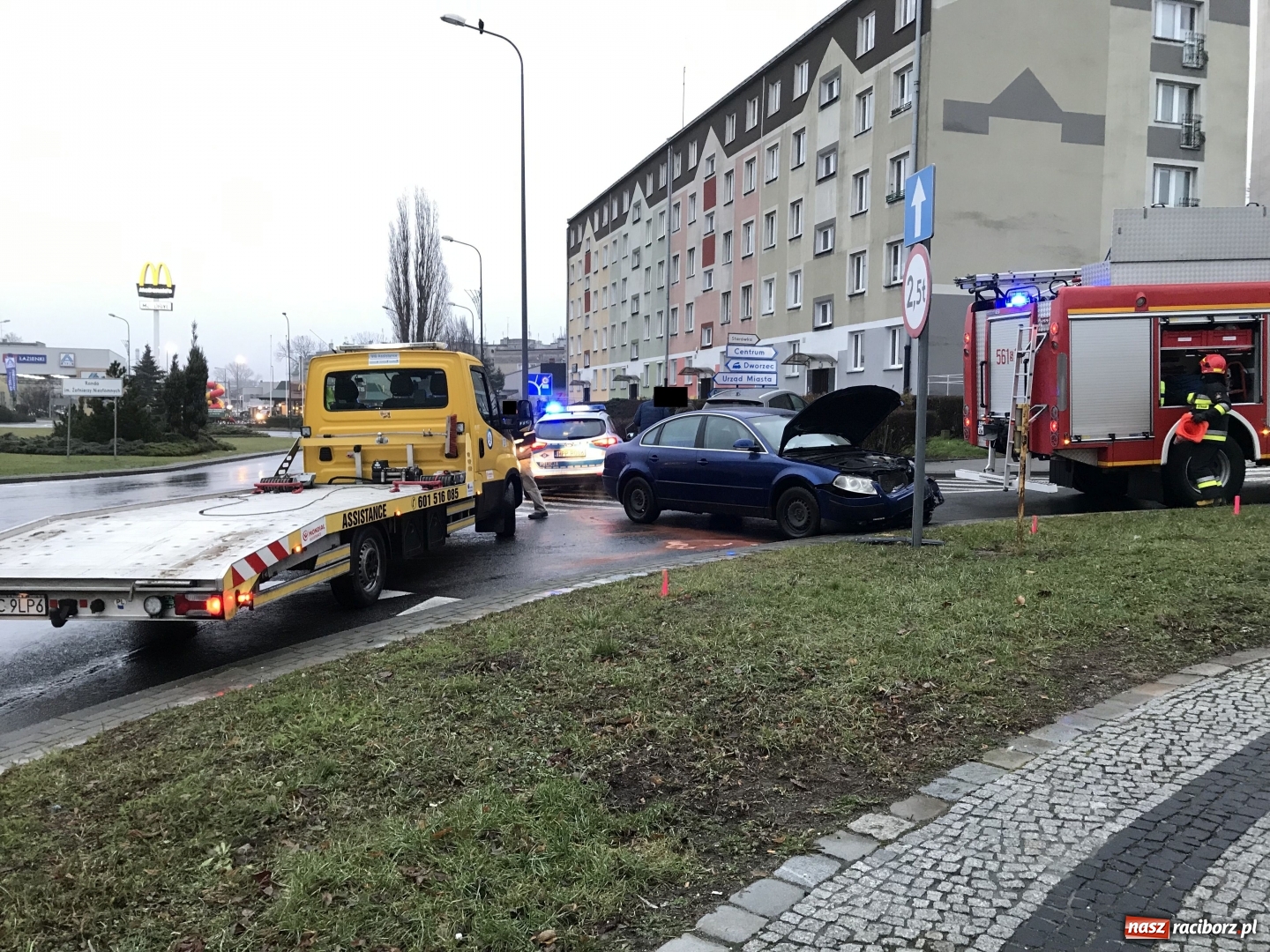 Zdjęcie w galerii na portalu naszraciborz.pl: Kierowca passata wymusił pierwszeństwo. Kia w żywopłocie  wiadomości z regionu