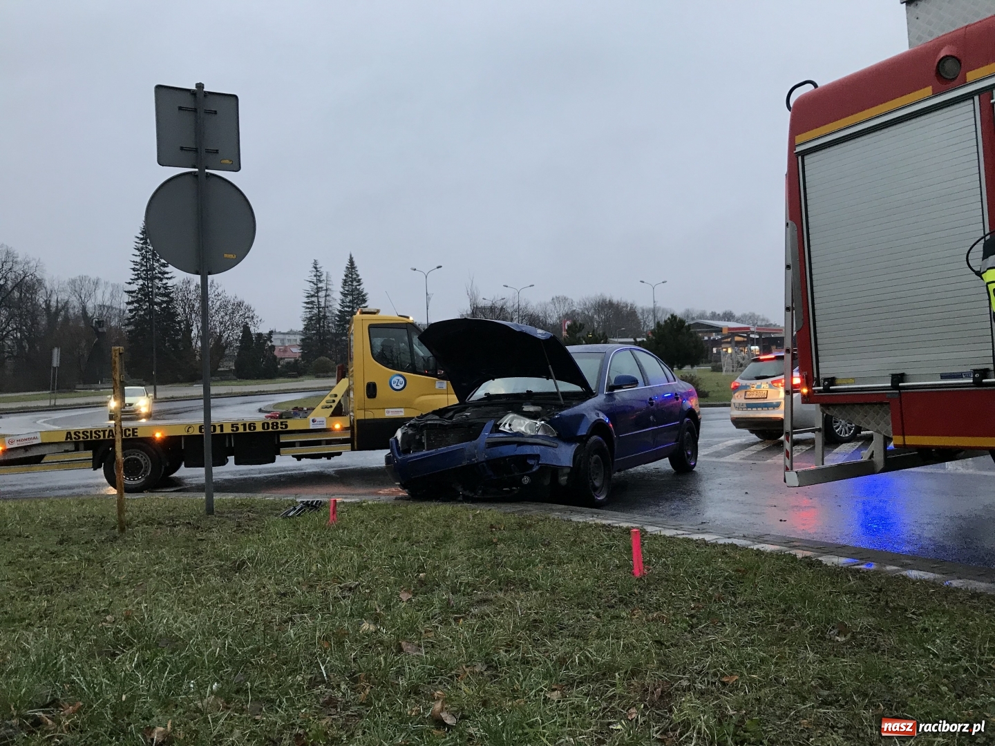 Zdjęcie w galerii na portalu naszraciborz.pl: Kierowca passata wymusił pierwszeństwo. Kia w żywopłocie  wiadomości z regionu