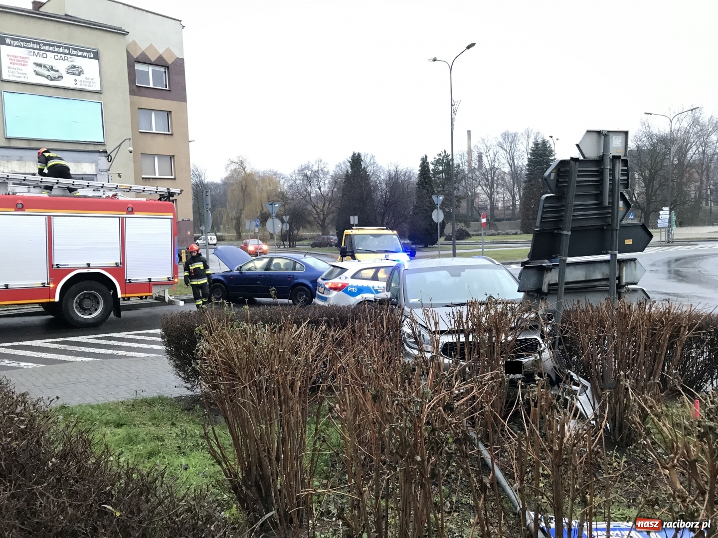 Zdjęcie w galerii na portalu naszraciborz.pl: Kierowca passata wymusił pierwszeństwo. Kia w żywopłocie  wiadomości z regionu