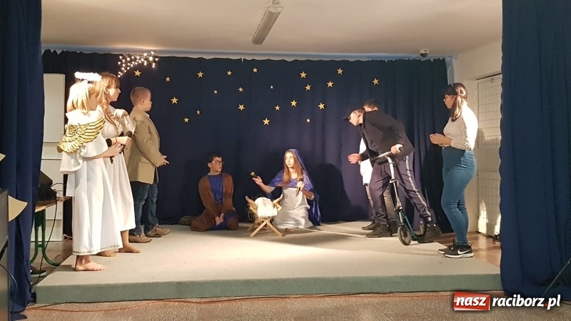 Zdjęcie w galerii na portalu naszraciborz.pl: Humorystyczne Jasełka w SP 15 w Raciborzu wiadomości z regionu