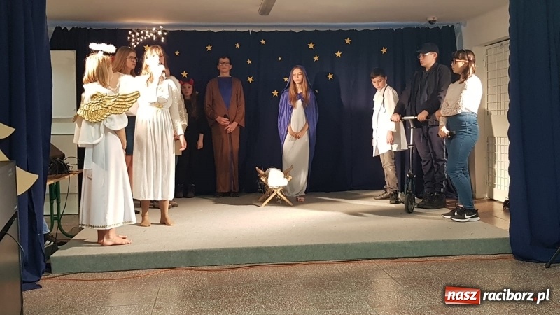 Zdjęcie w galerii na portalu naszraciborz.pl: Humorystyczne Jasełka w SP 15 w Raciborzu wiadomości z regionu