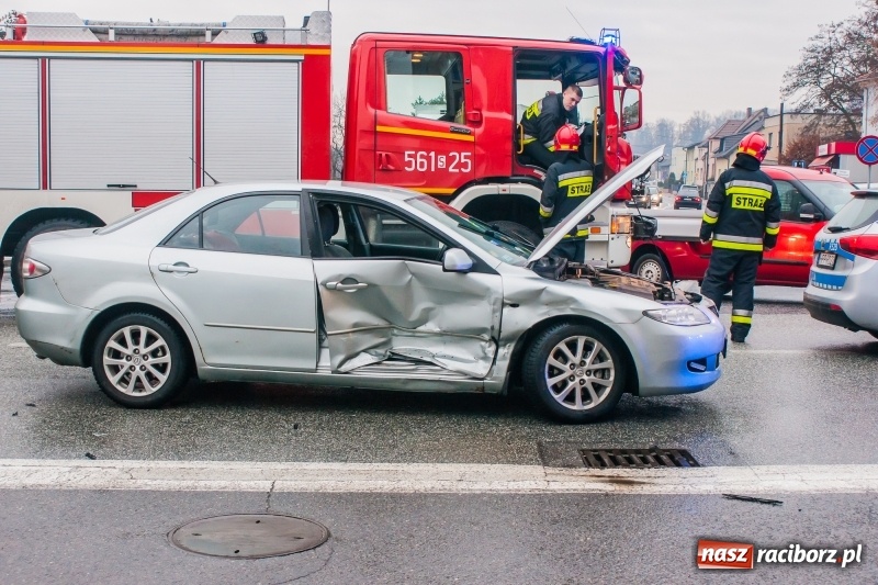 Zdjęcie w galerii na portalu naszraciborz.pl: Zderzenie BMW i mazdy zablokowało skrzyżowanie przy mleczarni wiadomości z regionu
