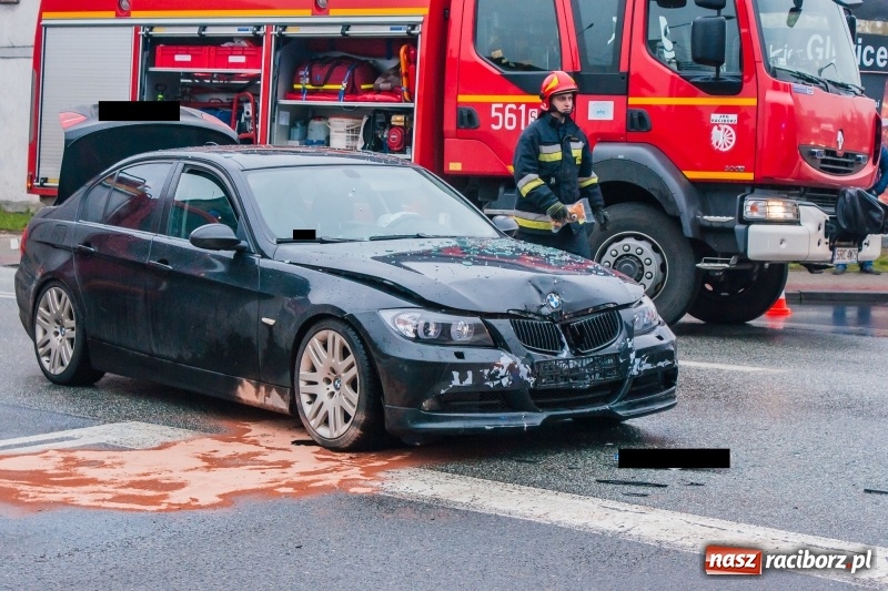 Zdjęcie w galerii na portalu naszraciborz.pl: Zderzenie BMW i mazdy zablokowało skrzyżowanie przy mleczarni wiadomości z regionu