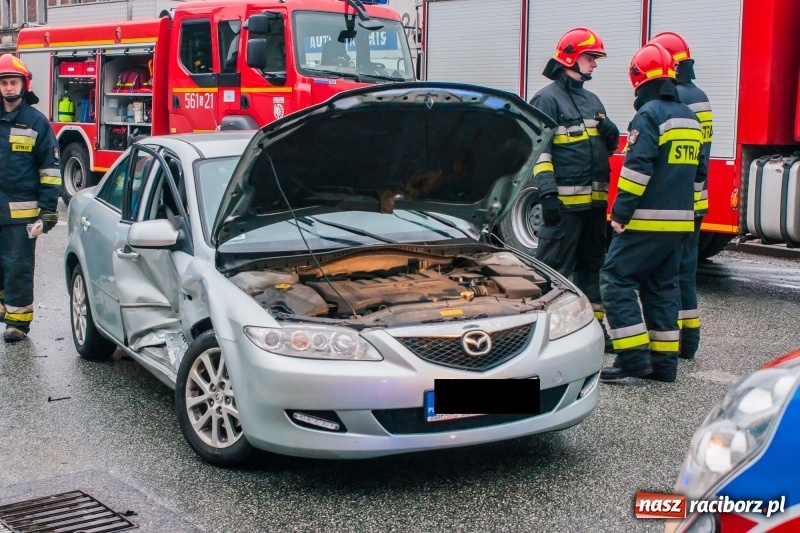 Zdjęcie w galerii na portalu naszraciborz.pl: Zderzenie BMW i mazdy zablokowało skrzyżowanie przy mleczarni wiadomości z regionu