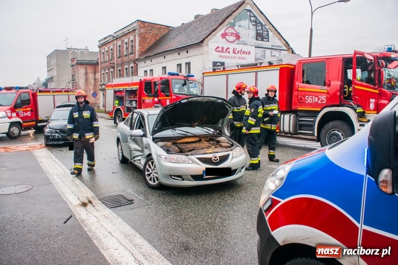 Zdjęcie w galerii na portalu naszraciborz.pl: Zderzenie BMW i mazdy zablokowało skrzyżowanie przy mleczarni wiadomości z regionu