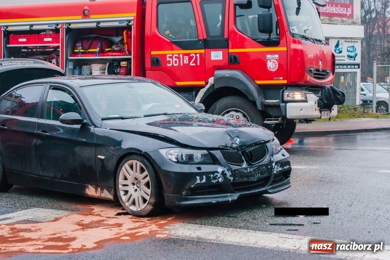 Zdjęcie w galerii na portalu naszraciborz.pl: Zderzenie BMW i mazdy zablokowało skrzyżowanie przy mleczarni wiadomości z regionu