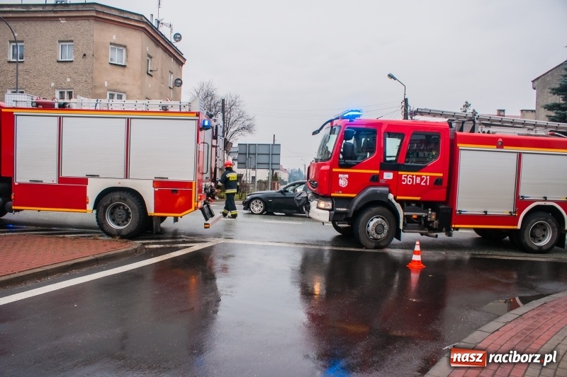 Zdjęcie w galerii na portalu naszraciborz.pl: Zderzenie BMW i mazdy zablokowało skrzyżowanie przy mleczarni wiadomości z regionu