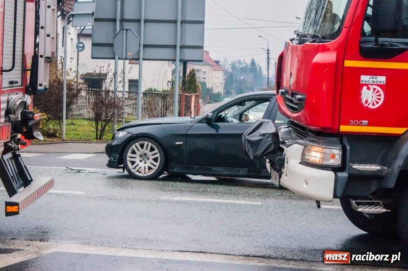 Zdjęcie w galerii na portalu naszraciborz.pl: Zderzenie BMW i mazdy zablokowało skrzyżowanie przy mleczarni wiadomości z regionu