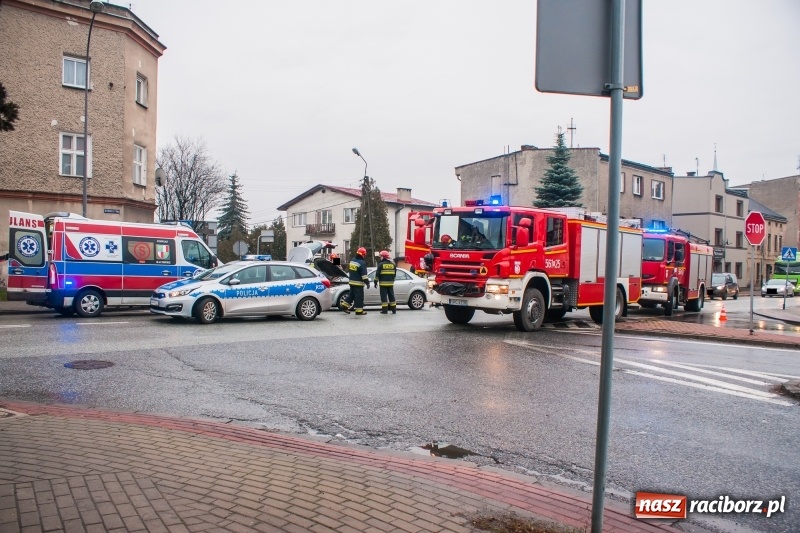Zdjęcie w galerii na portalu naszraciborz.pl: Zderzenie BMW i mazdy zablokowało skrzyżowanie przy mleczarni wiadomości z regionu