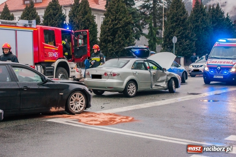 Zdjęcie w galerii na portalu naszraciborz.pl: Zderzenie BMW i mazdy zablokowało skrzyżowanie przy mleczarni wiadomości z regionu