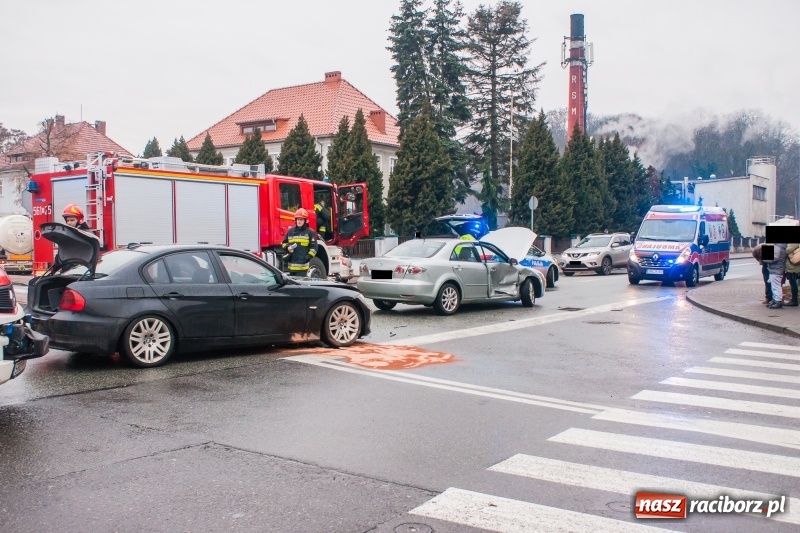 Zdjęcie w galerii na portalu naszraciborz.pl: Zderzenie BMW i mazdy zablokowało skrzyżowanie przy mleczarni wiadomości z regionu