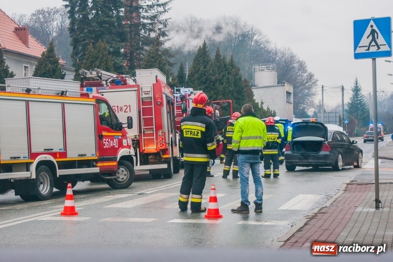 Zdjęcie w galerii na portalu naszraciborz.pl: Zderzenie BMW i mazdy zablokowało skrzyżowanie przy mleczarni wiadomości z regionu